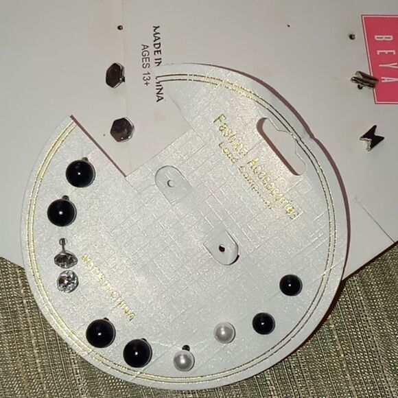 1* pair Random Stud earrings - Picture 6 of 6